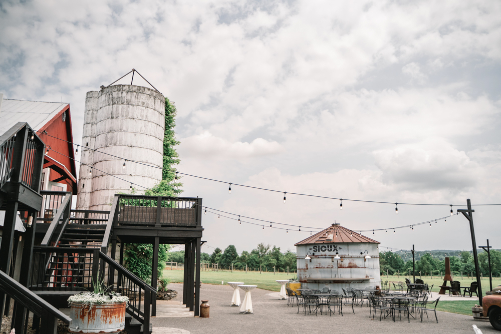 hayloft on the arch wedding cocktail hour