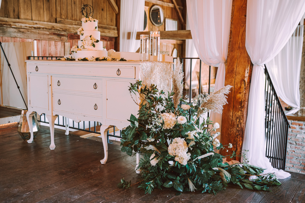 hayloft-on-the-arch-wedding-inspo-10